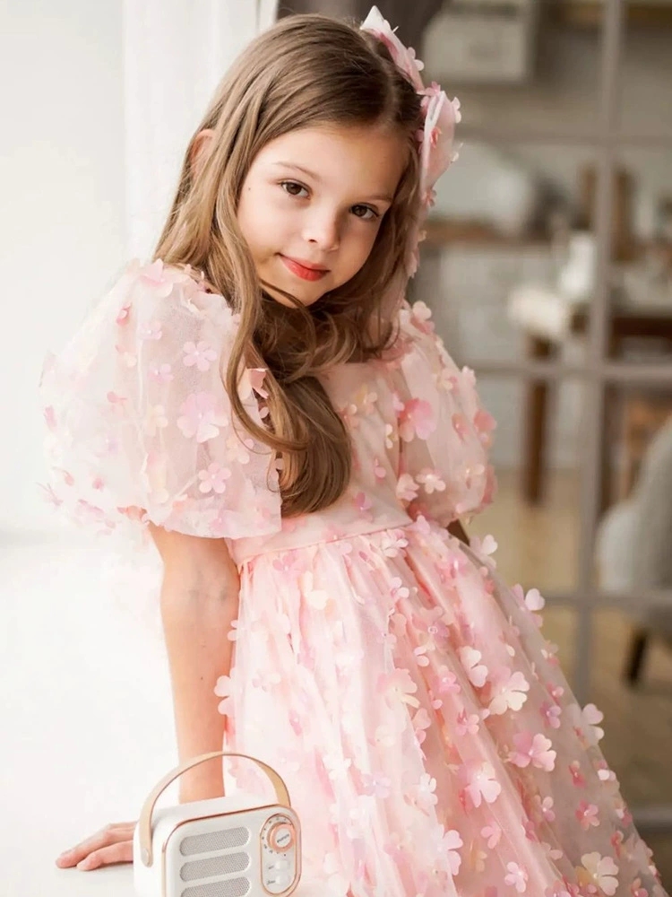 Niña con un hermoso vestido elegante, ideal para eventos y ocasiones especiales