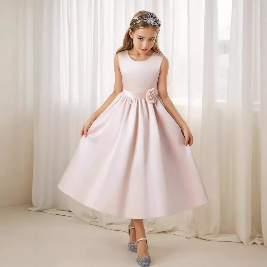 Vestido Blush White con lazo en forma de rosa